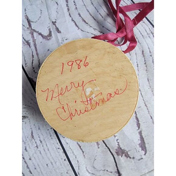 Christmas 1986 Decorative Wood Round Box Ornament - Picture 3 of 5